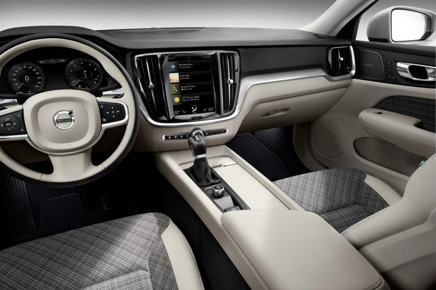 Торпедо Volvo V60 T6 Momentum 2018 года  (WW) (фото 8 из 15)